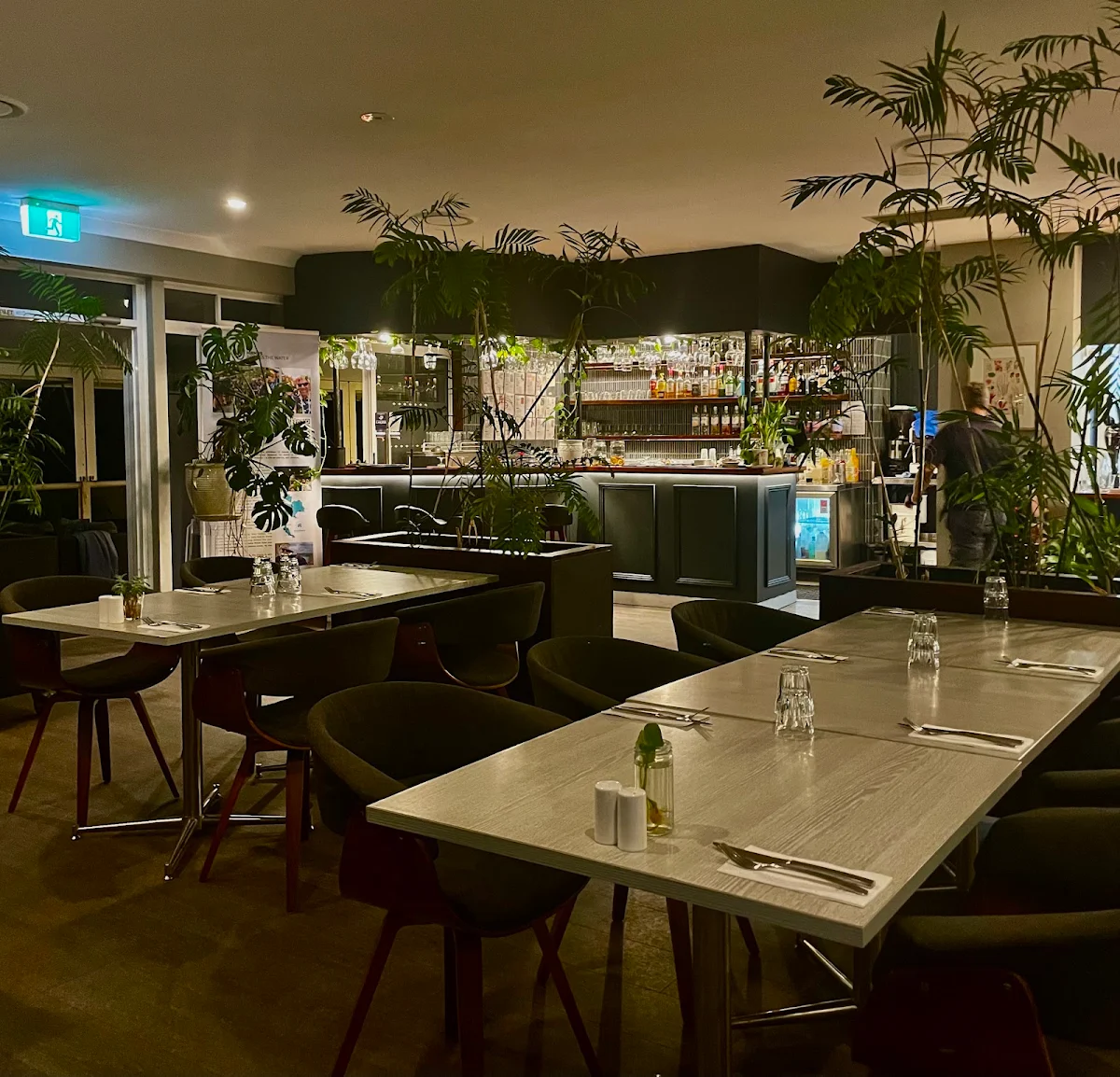 Vibe, Restaurant 2317