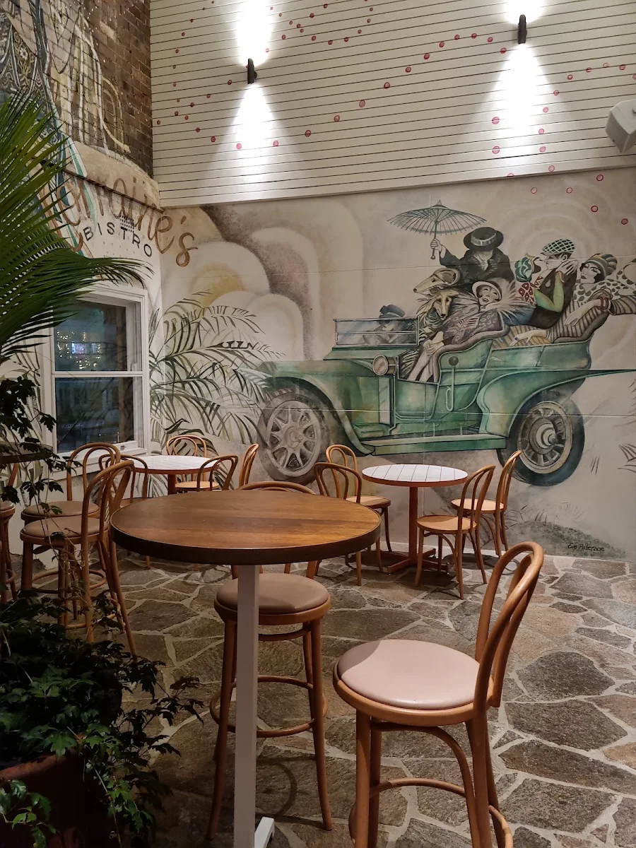 Vibe, Lorraine's Bistro