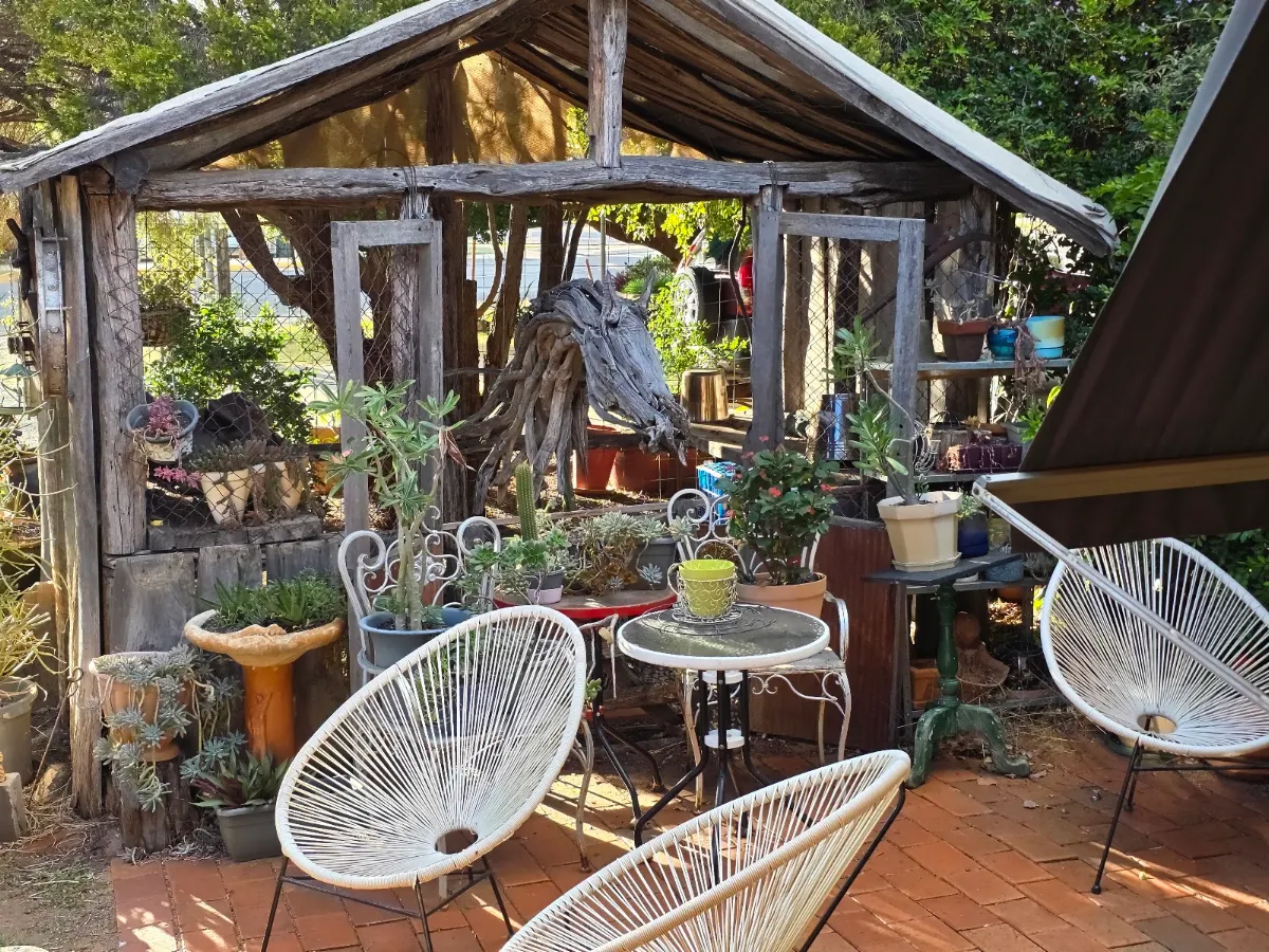 Vibe, Fanny Mae's Cafe