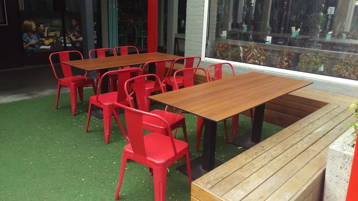 Vibe, The Sporting Globe Bar & Grill Watergardens