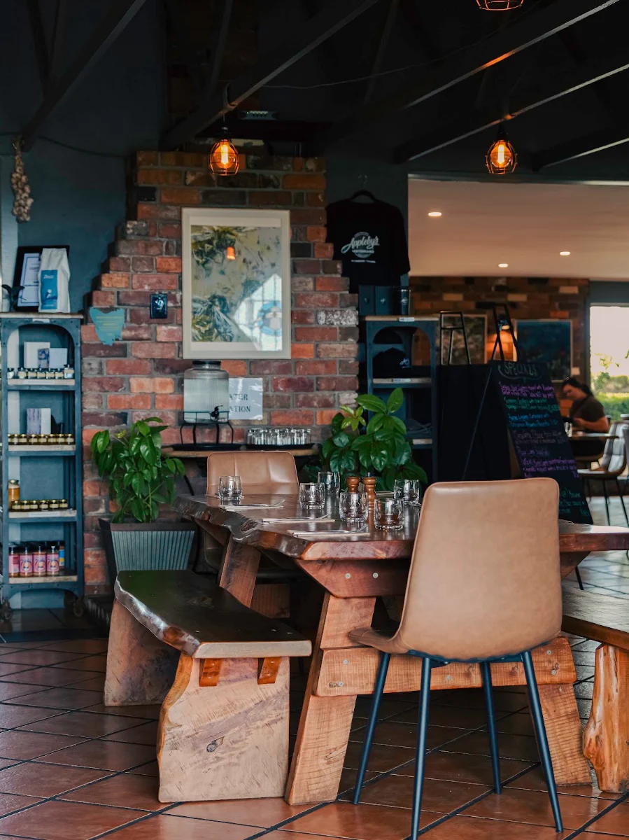 Vibe, Applebys Mediterraneo Bar & Grill