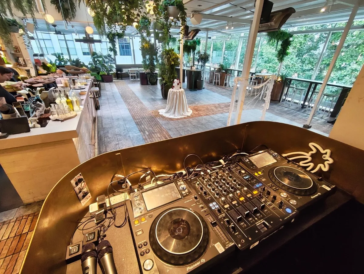 Vibe, Morris House