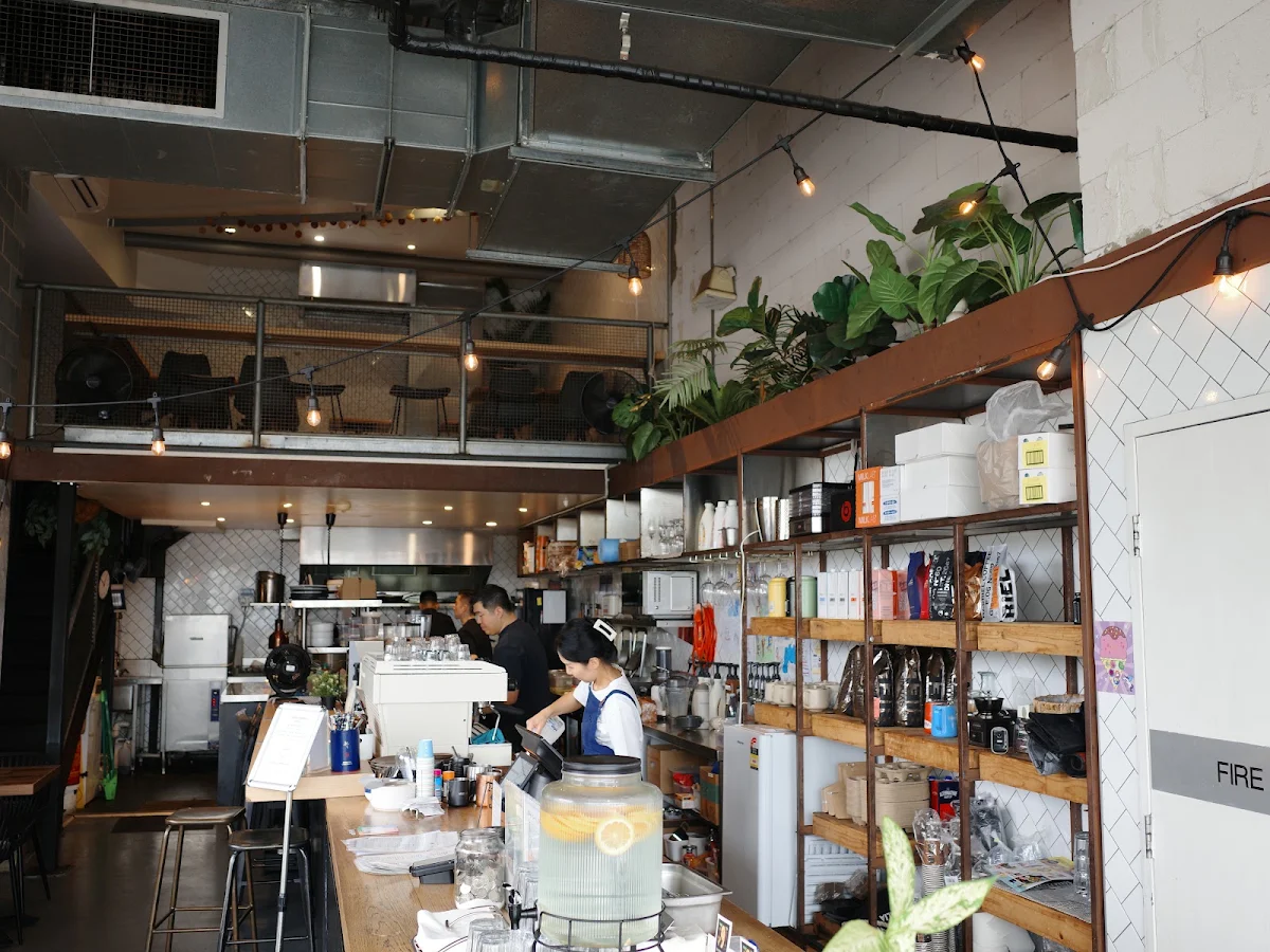 Vibe, Remy Cafe & Bistro
