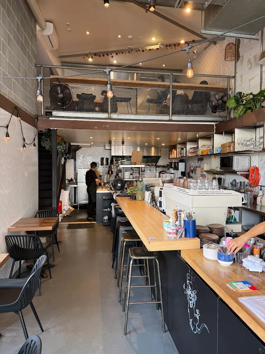 Vibe, Remy Cafe & Bistro