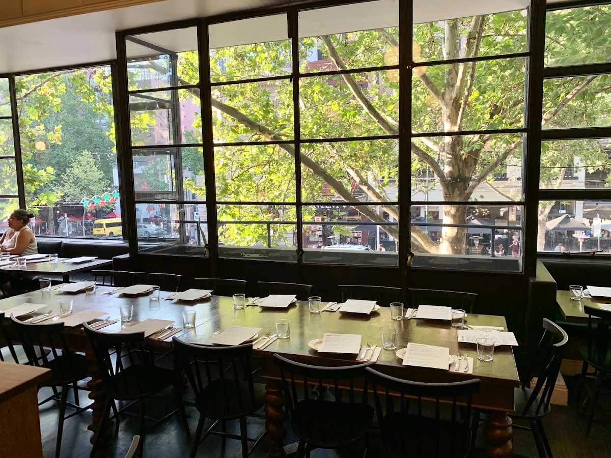 Vibe, Fancy Hank's Barbecue Restaurant