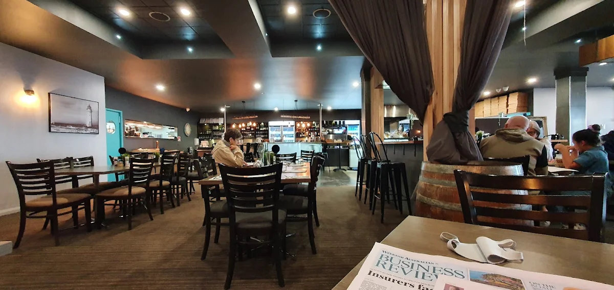 Vibe, Three Double8 Zero Pizza Bar & Grill