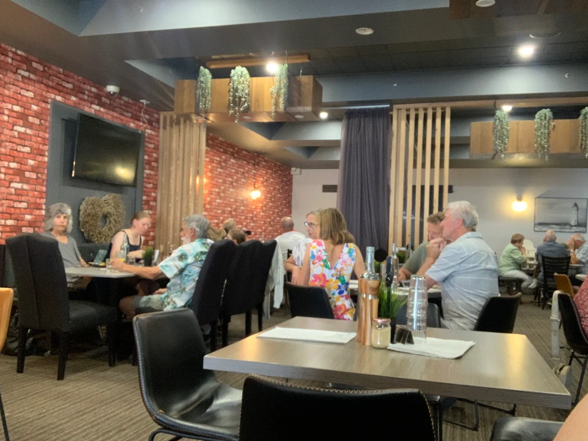 Vibe, Three Double8 Zero Pizza Bar & Grill