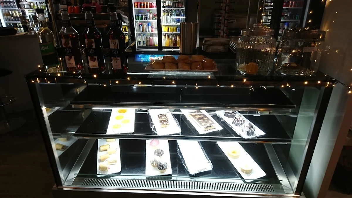 Vibe, Three Double8 Zero Pizza Bar & Grill