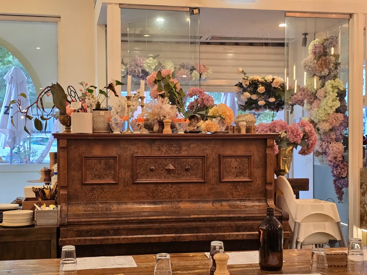 Vibe, FLOVIE CAFE