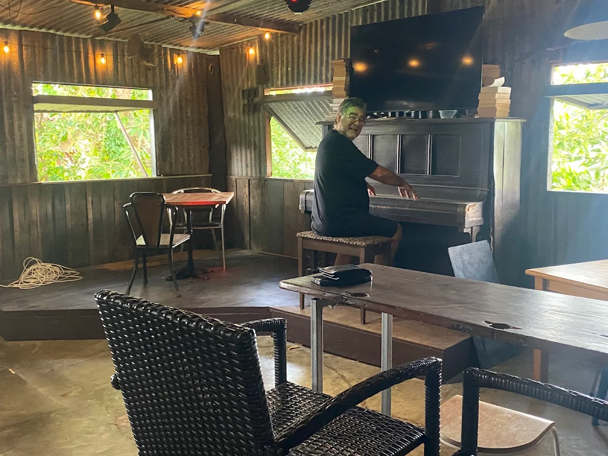 Vibe, Crossroads Cafe