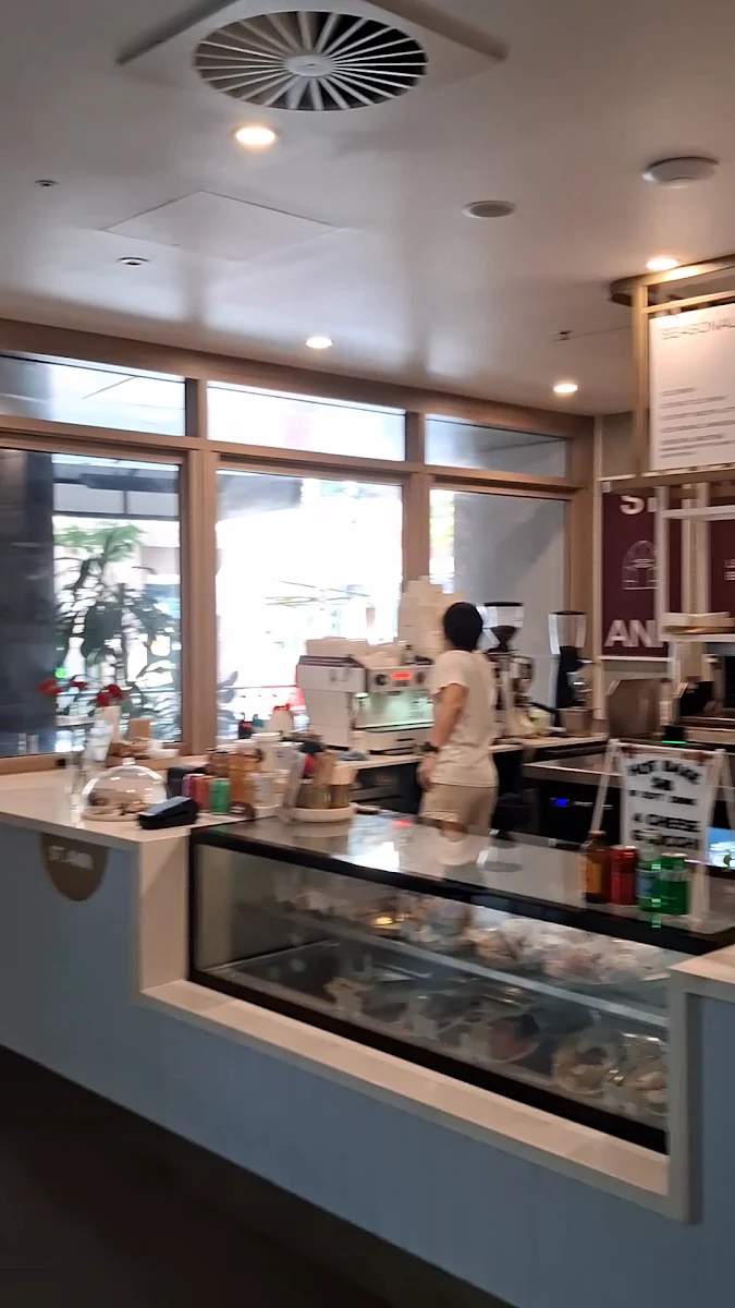 Vibe, Saint Ann Cafe