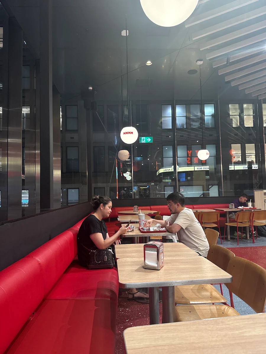 Vibe, Slim's Quality Burger