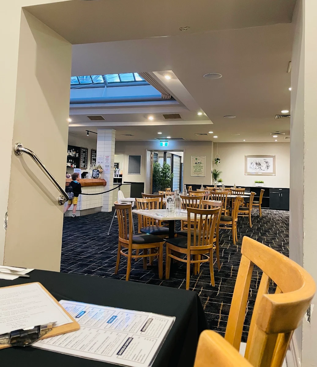 Vibe, Broadway Hotel
