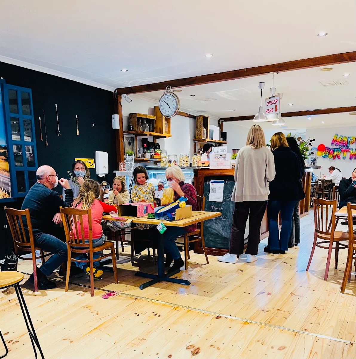 Vibe, MeowMe Cat Cafe