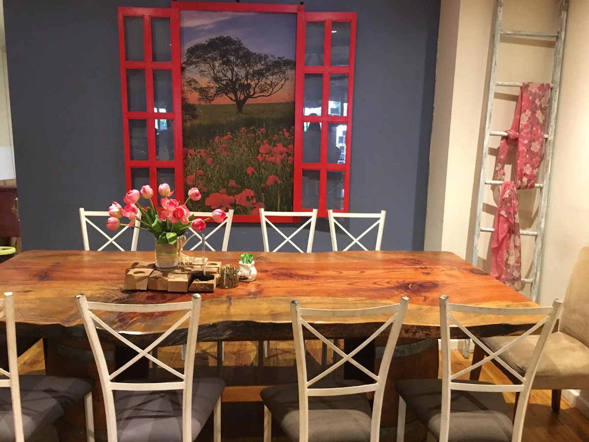 Vibe, MeowMe Cat Cafe