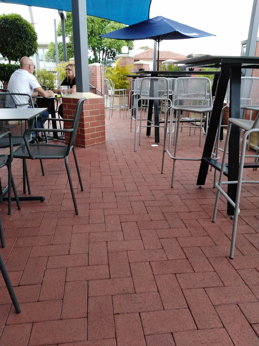 Vibe, Belmont Tavern