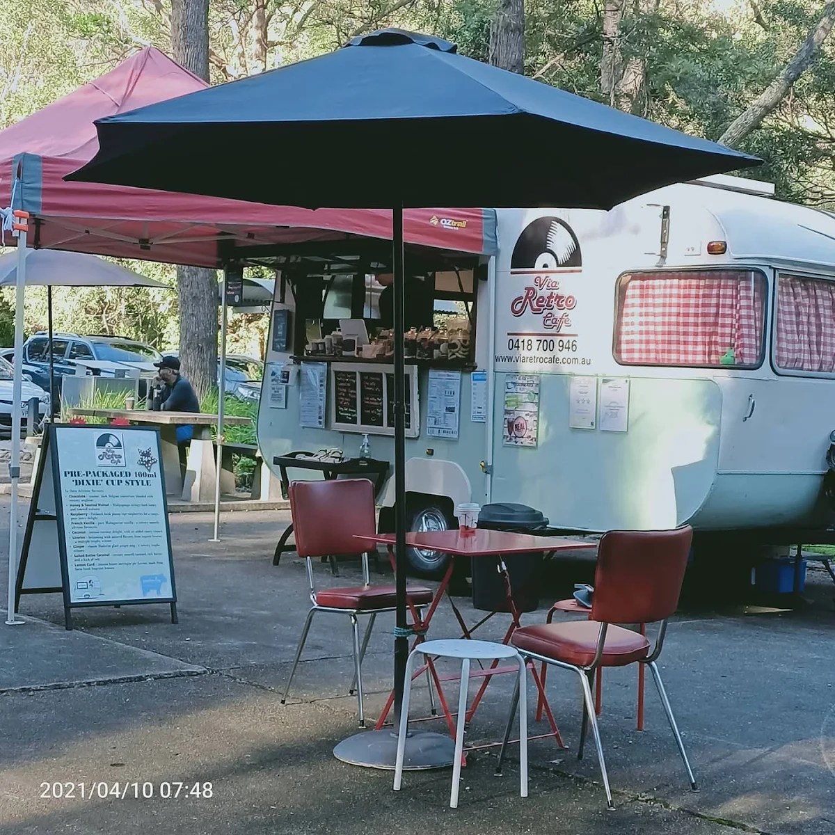 Vibe, Via Retro cafe