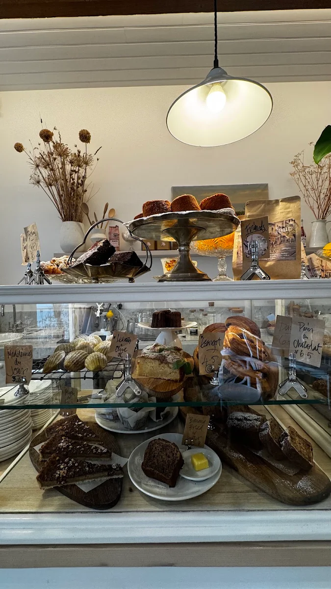 Vibe, Jour Cafe & Store