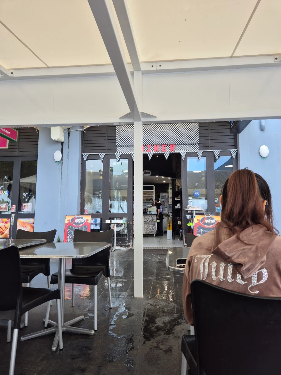 Vibe, DCE Café