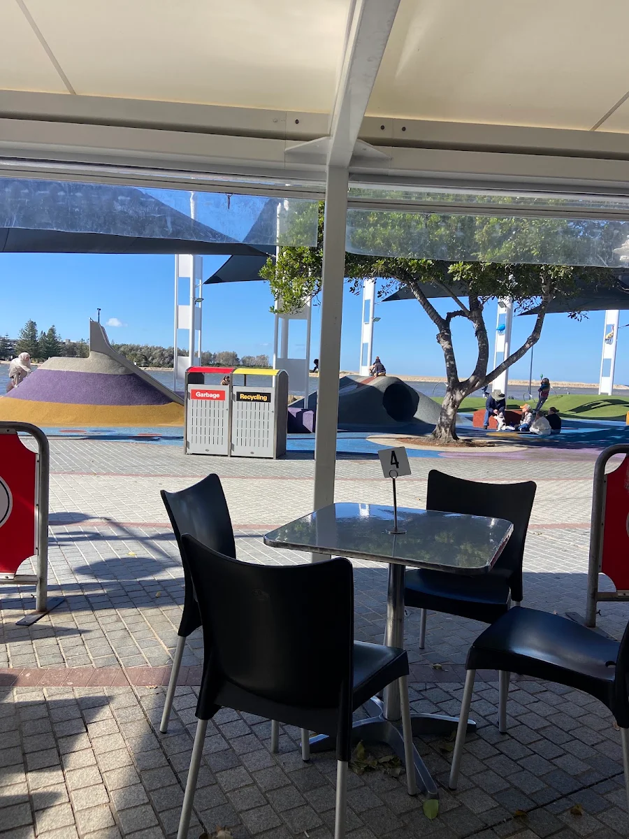 Vibe, DCE Café