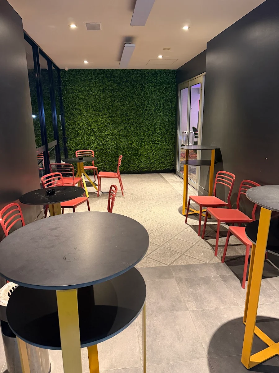 Vibe, Castellos Foresters Arms Hotel