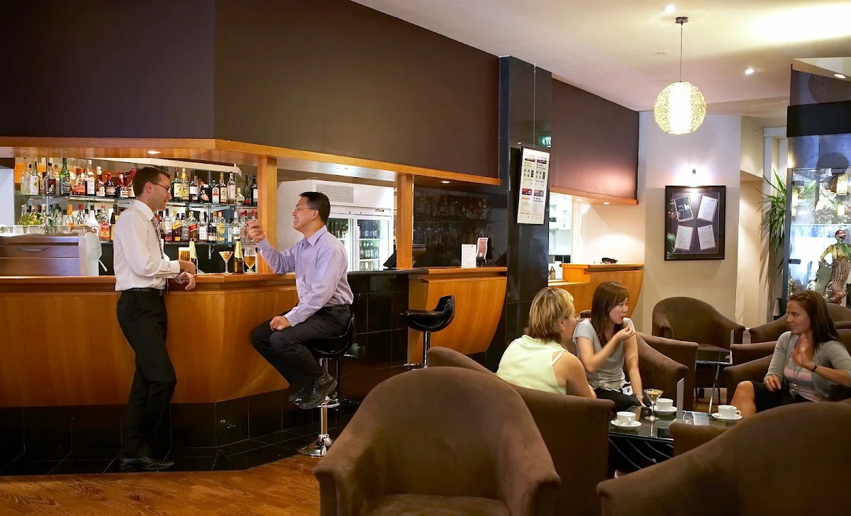 Vibe, Encore Bar & Lounge