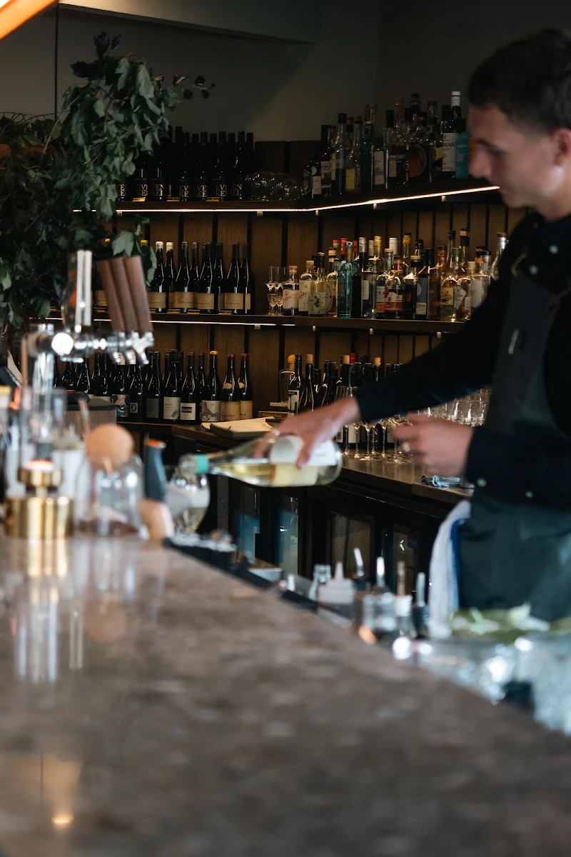 Vibe, Many Little Bar & Dining