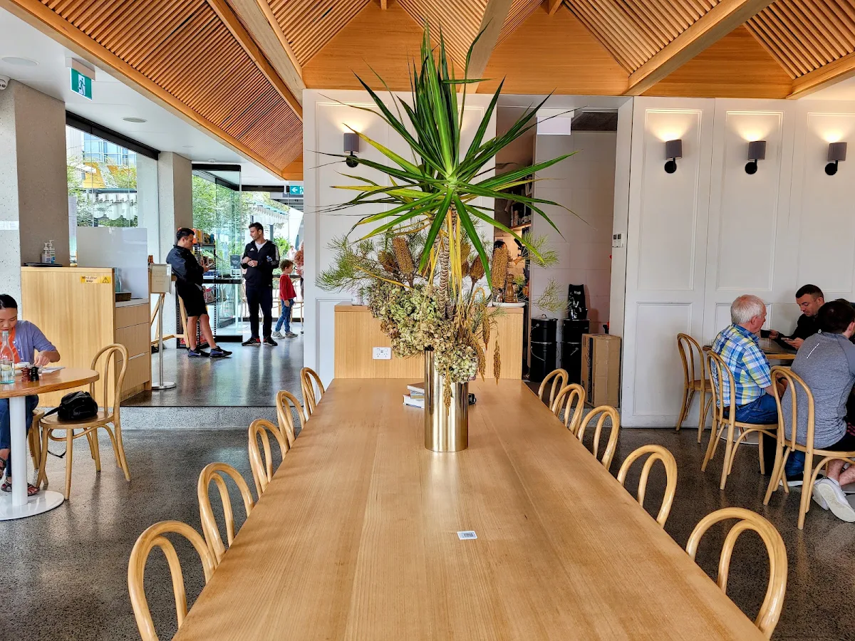 Vibe, Cafe Mckenzie