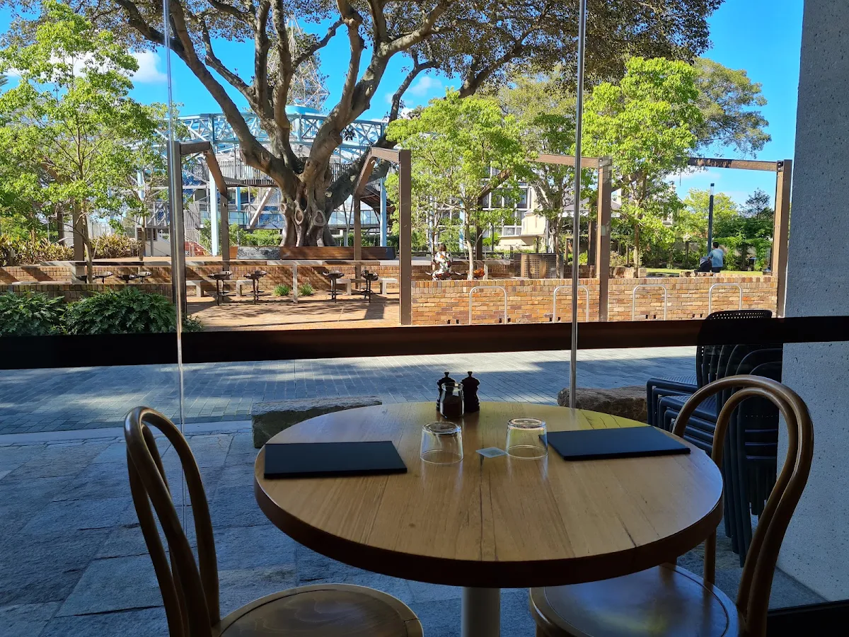 Vibe, Cafe Mckenzie
