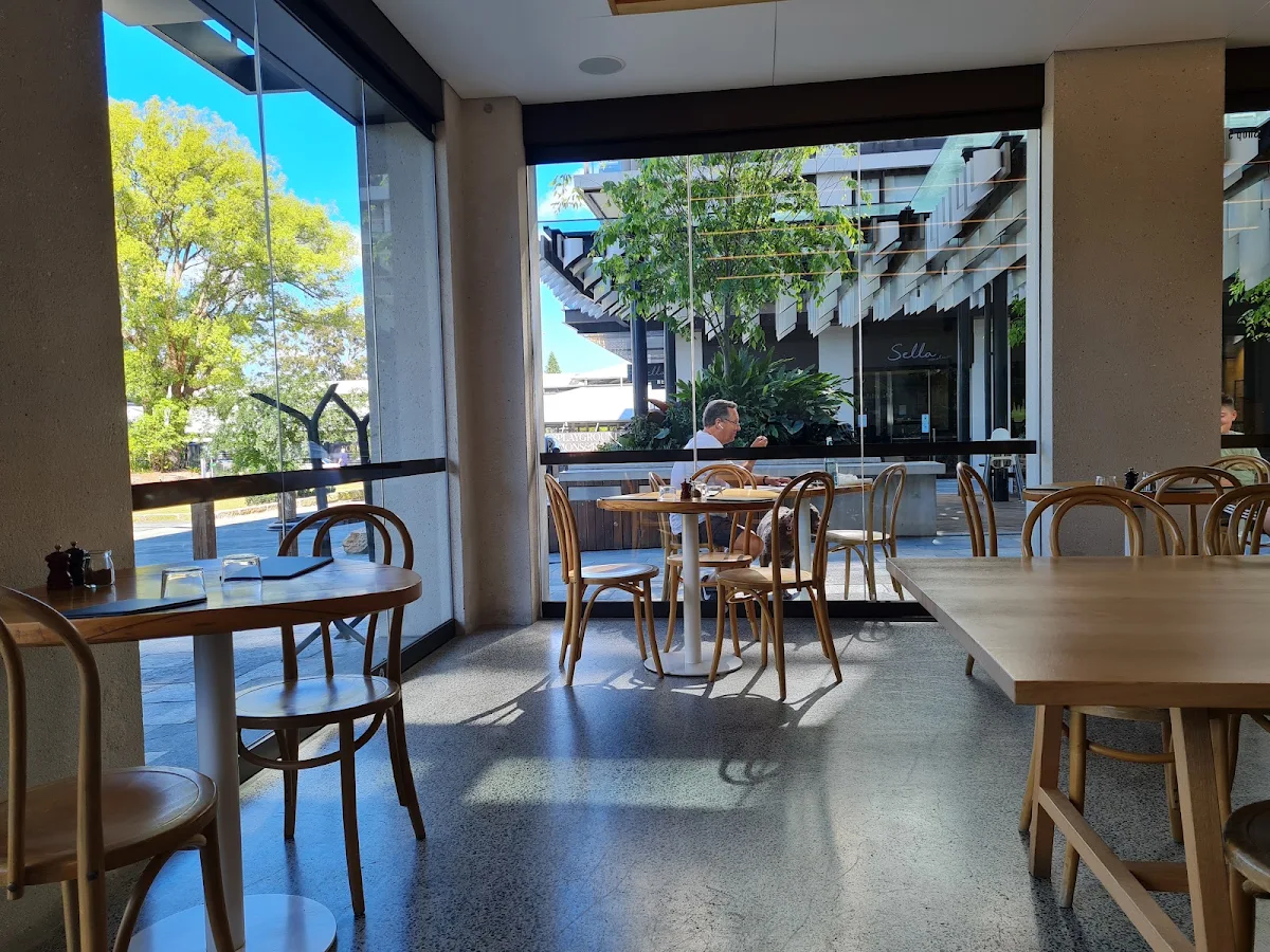 Vibe, Cafe Mckenzie