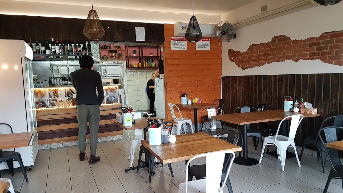 Vibe, Saigon Cafe