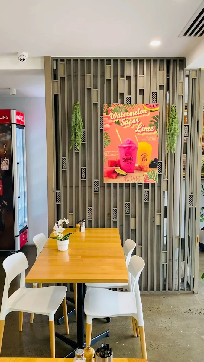 Vibe, MoMa Social Cafe