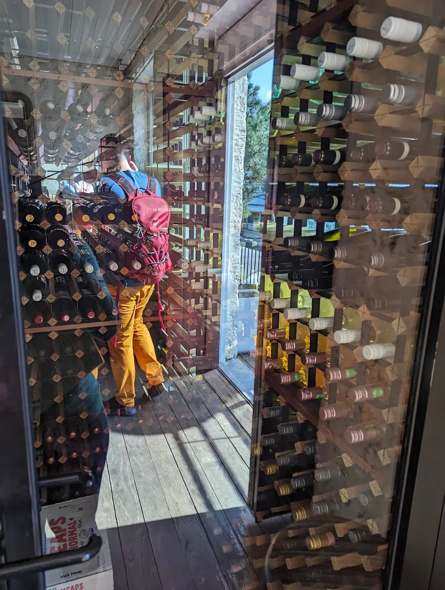 Vibe, Whisper Wine Bar
