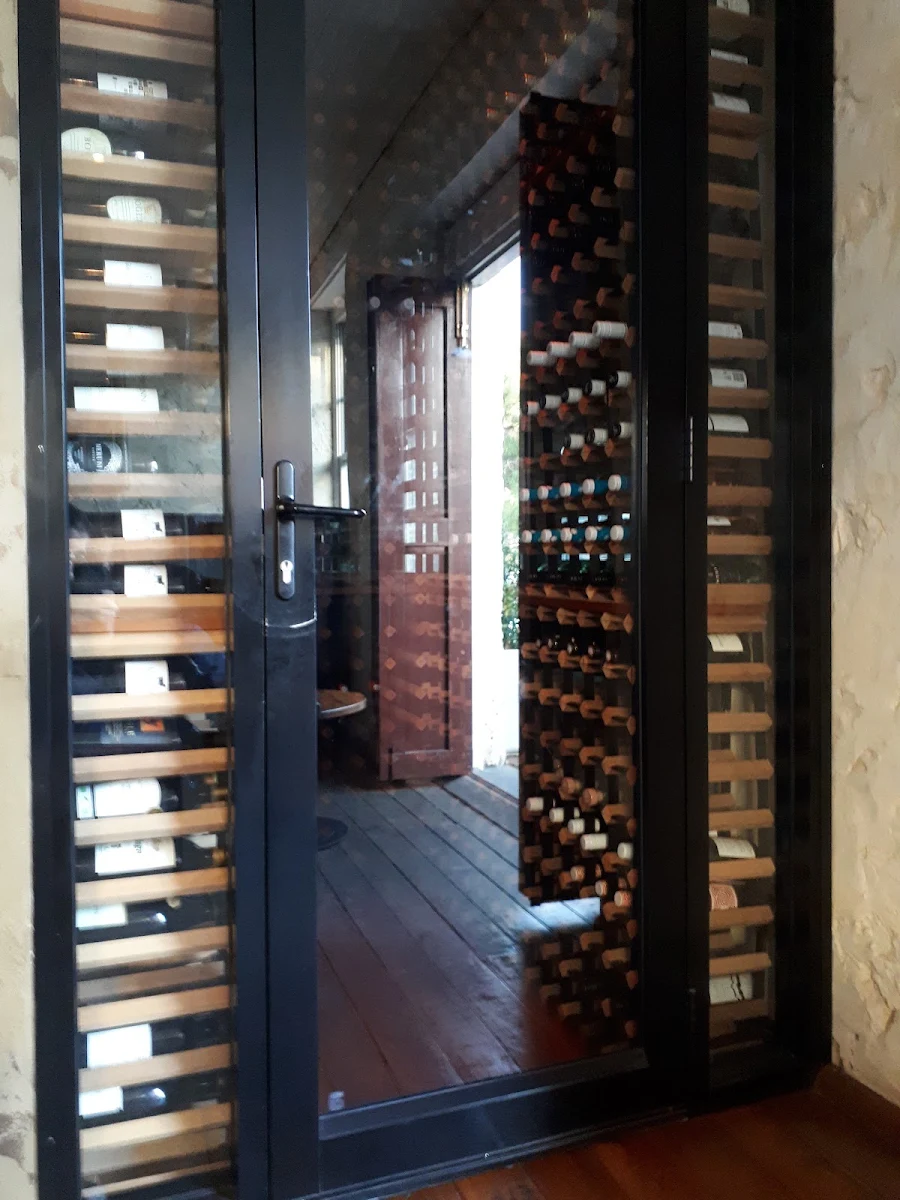 Vibe, Whisper Wine Bar