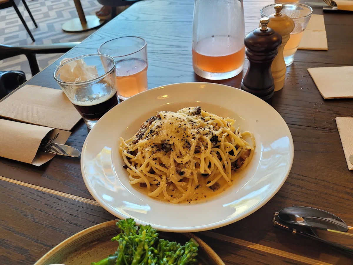 Food & drink, The Del Hotel & Pub