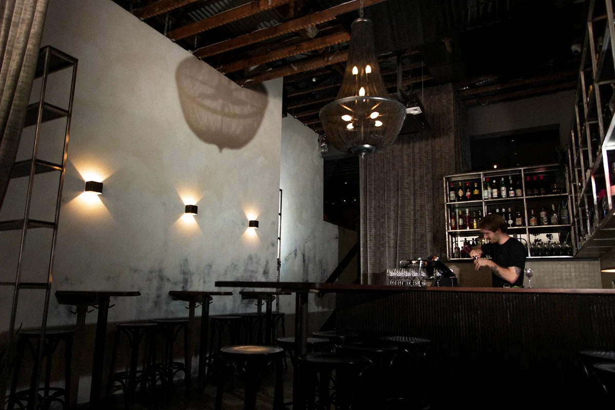 Vibe, Bar Rogue