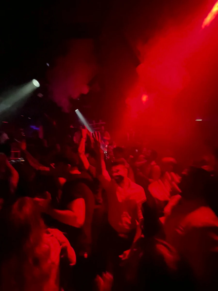 Vibe, Geisha Bar