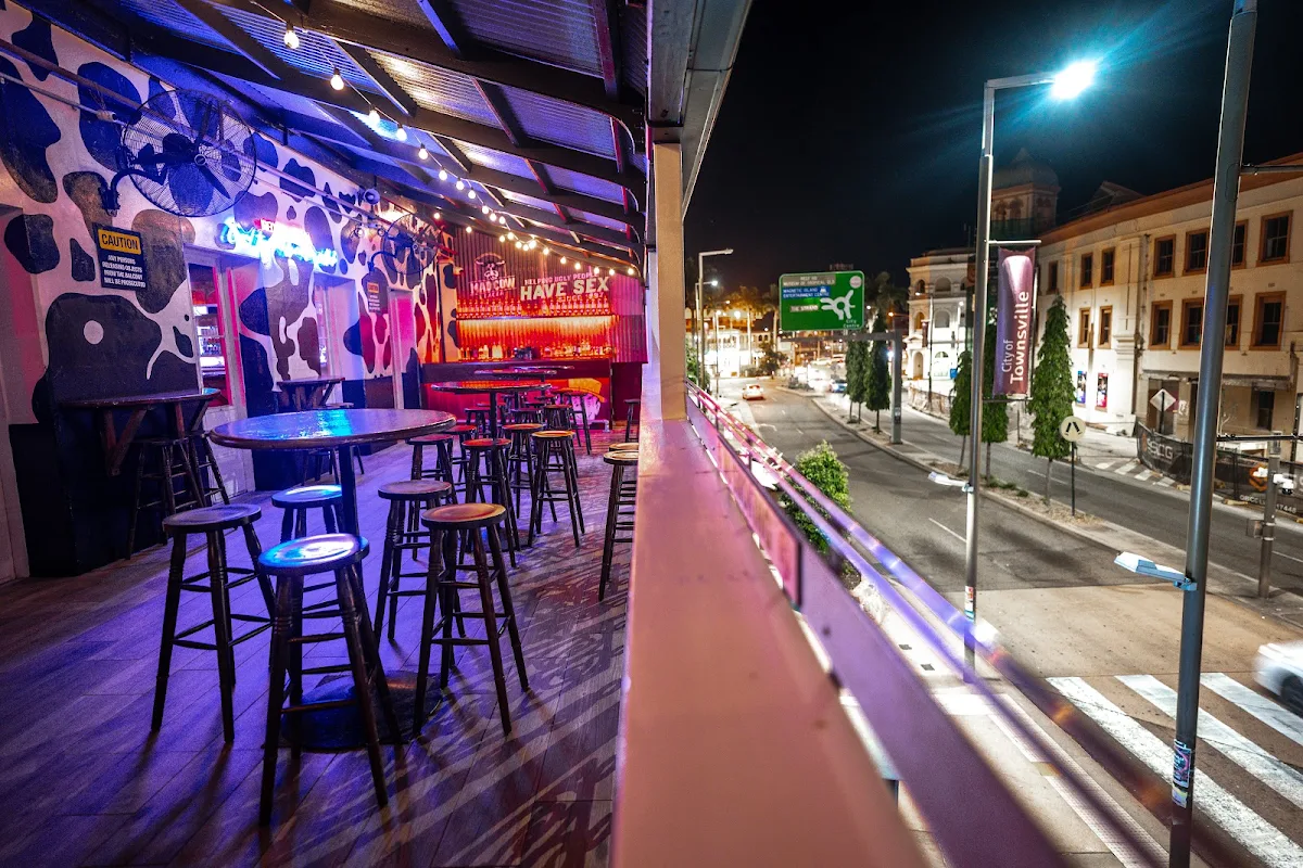 Vibe, Mad Cow Tavern