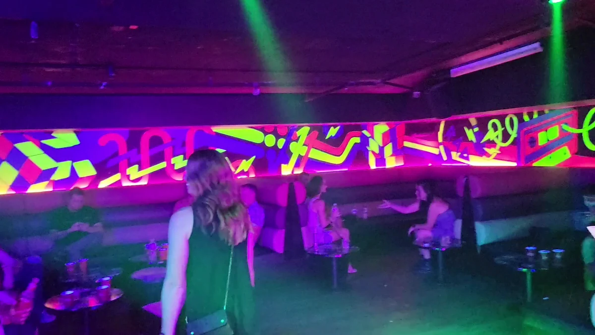 Vibe, Retro's Surfers Paradise