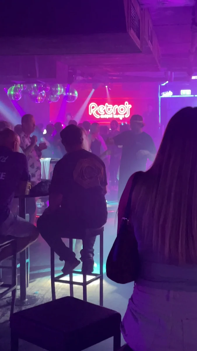 Vibe, Retro's Surfers Paradise
