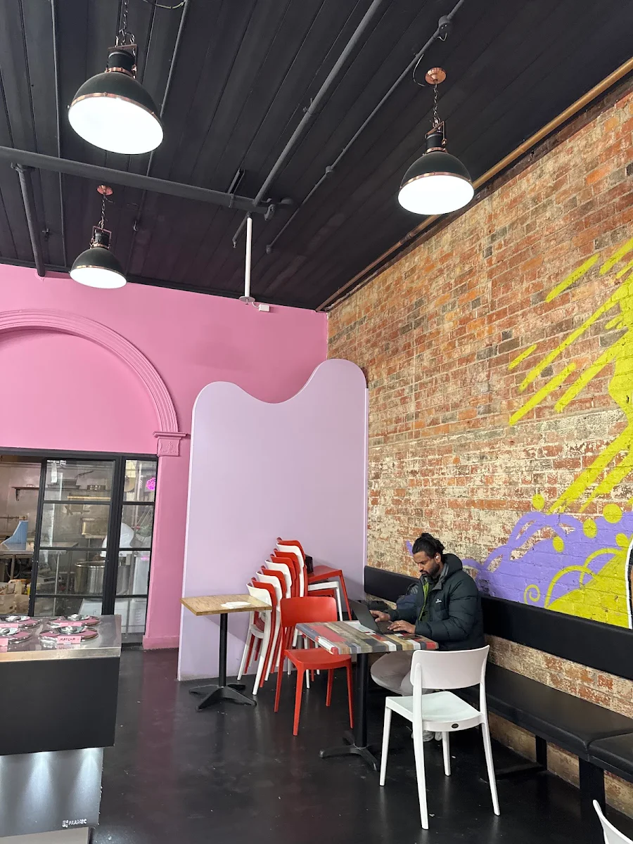 Vibe, Alonso's Donuts