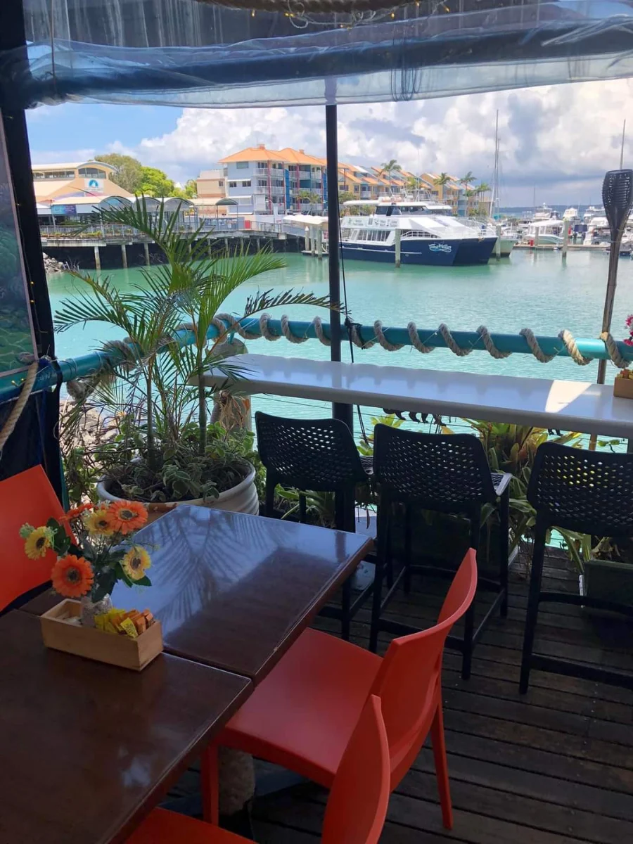 Vibe, Bella's Chit Chat Cafe