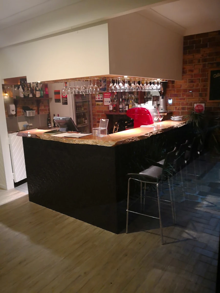 Vibe, Ewe'N Me Restaurant