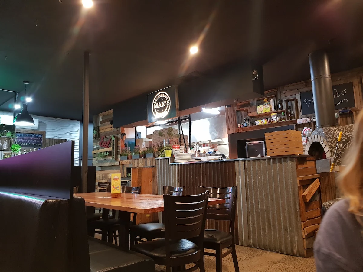 Vibe, Max's Woodfired Pizza & Burgers
