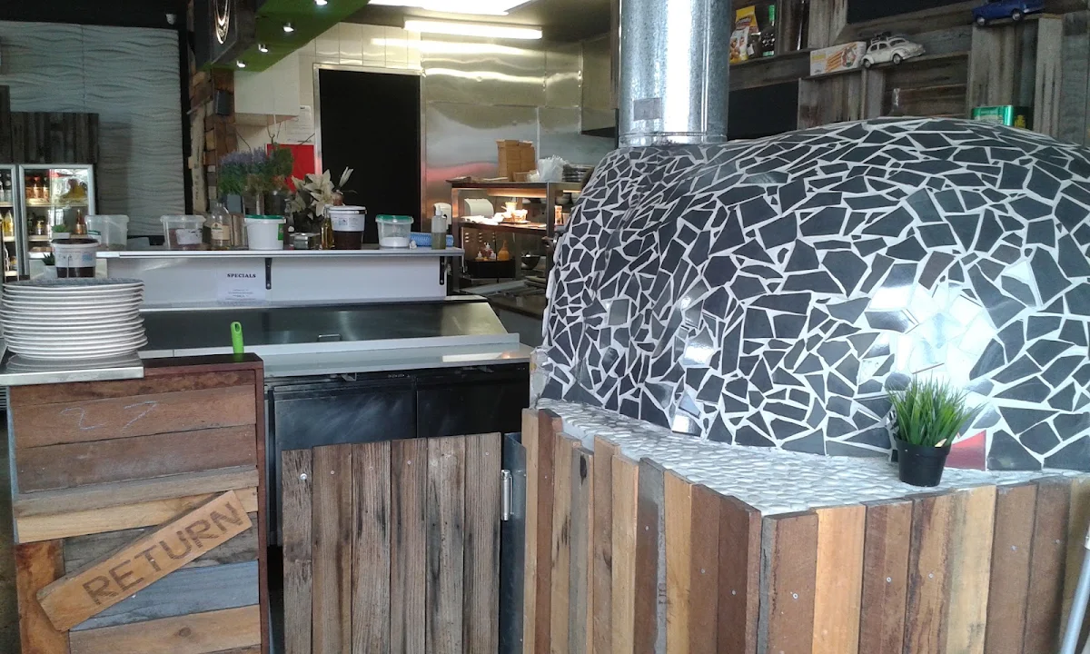 Vibe, Max's Woodfired Pizza & Burgers