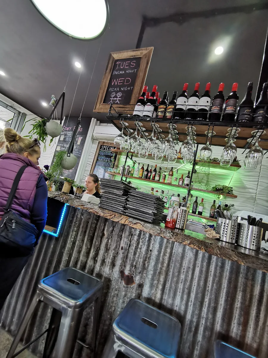 Vibe, Max's Woodfired Pizza & Burgers