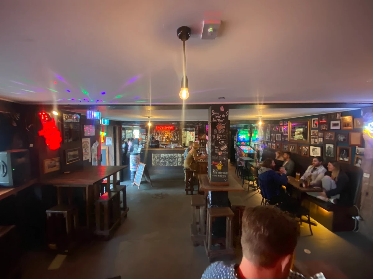 Vibe, Eddie's Grub House