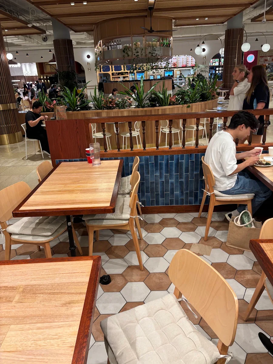 Vibe, Sir Manong Chatswood Chase