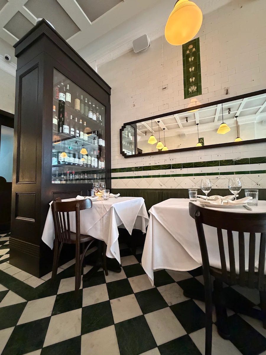 Vibe, Osteria Mucca Newtown