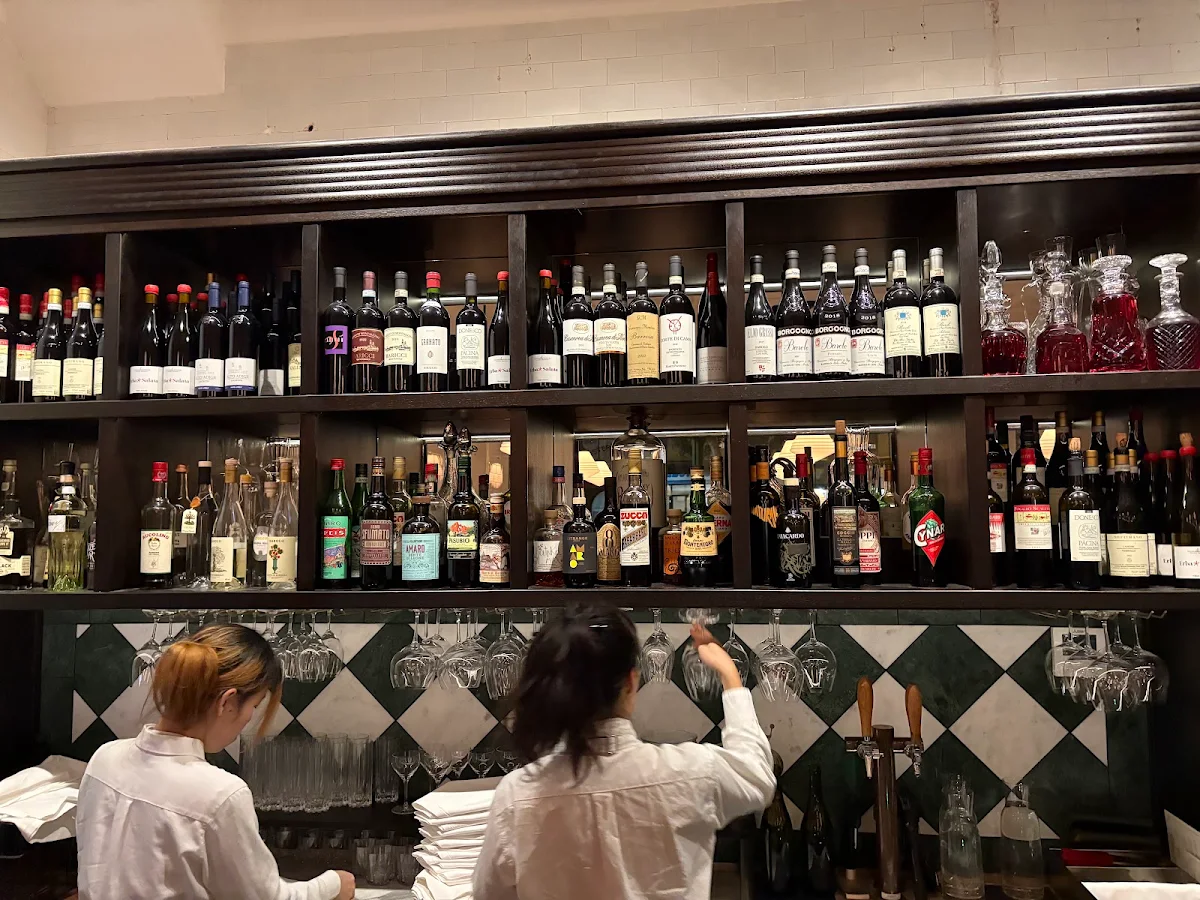 Vibe, Osteria Mucca Newtown